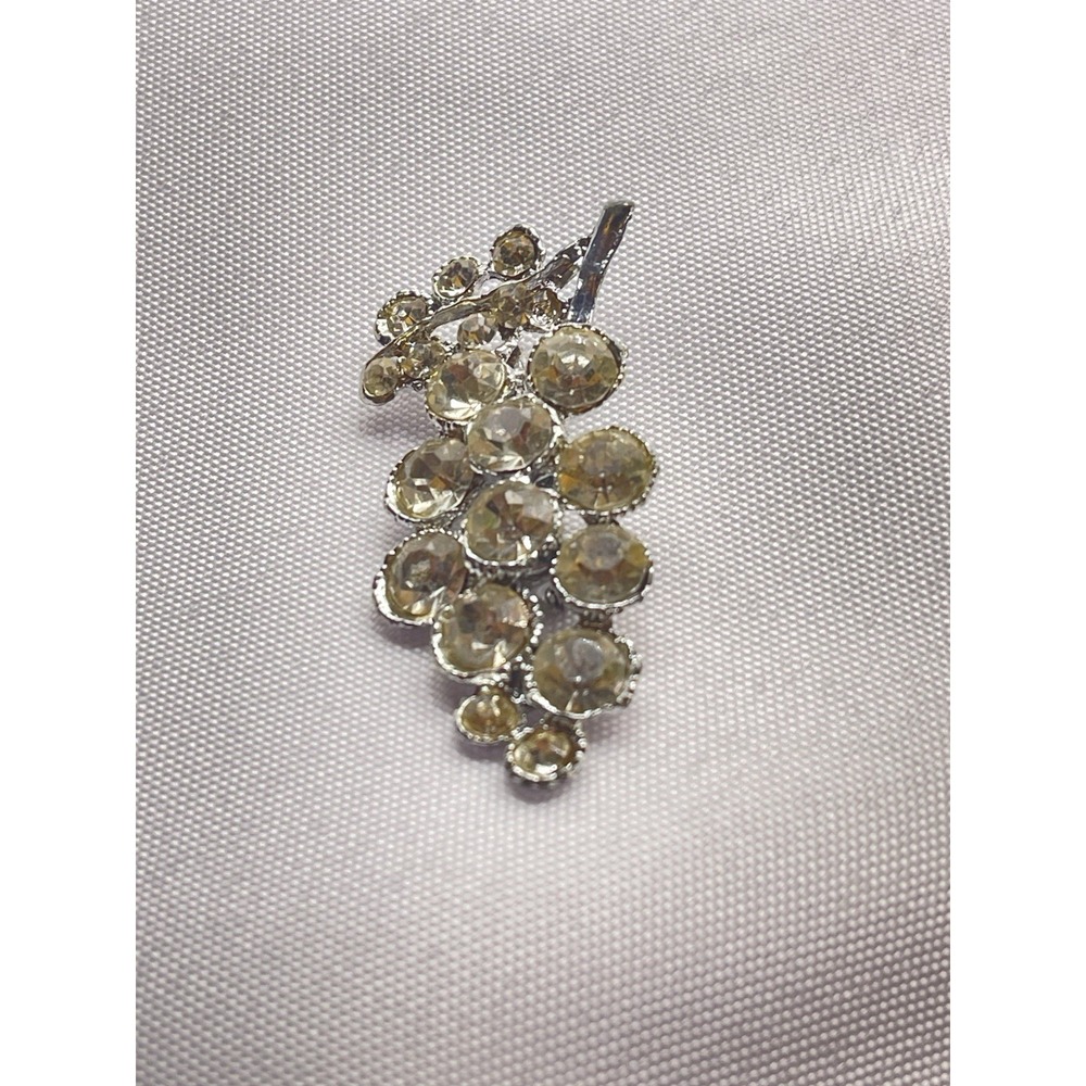 Vintage Silver Tone Clear Rhinestone Cluster Grapes Fruit Small Brooch Pin B25